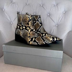 Everlane The Boss Boot in black/white snake